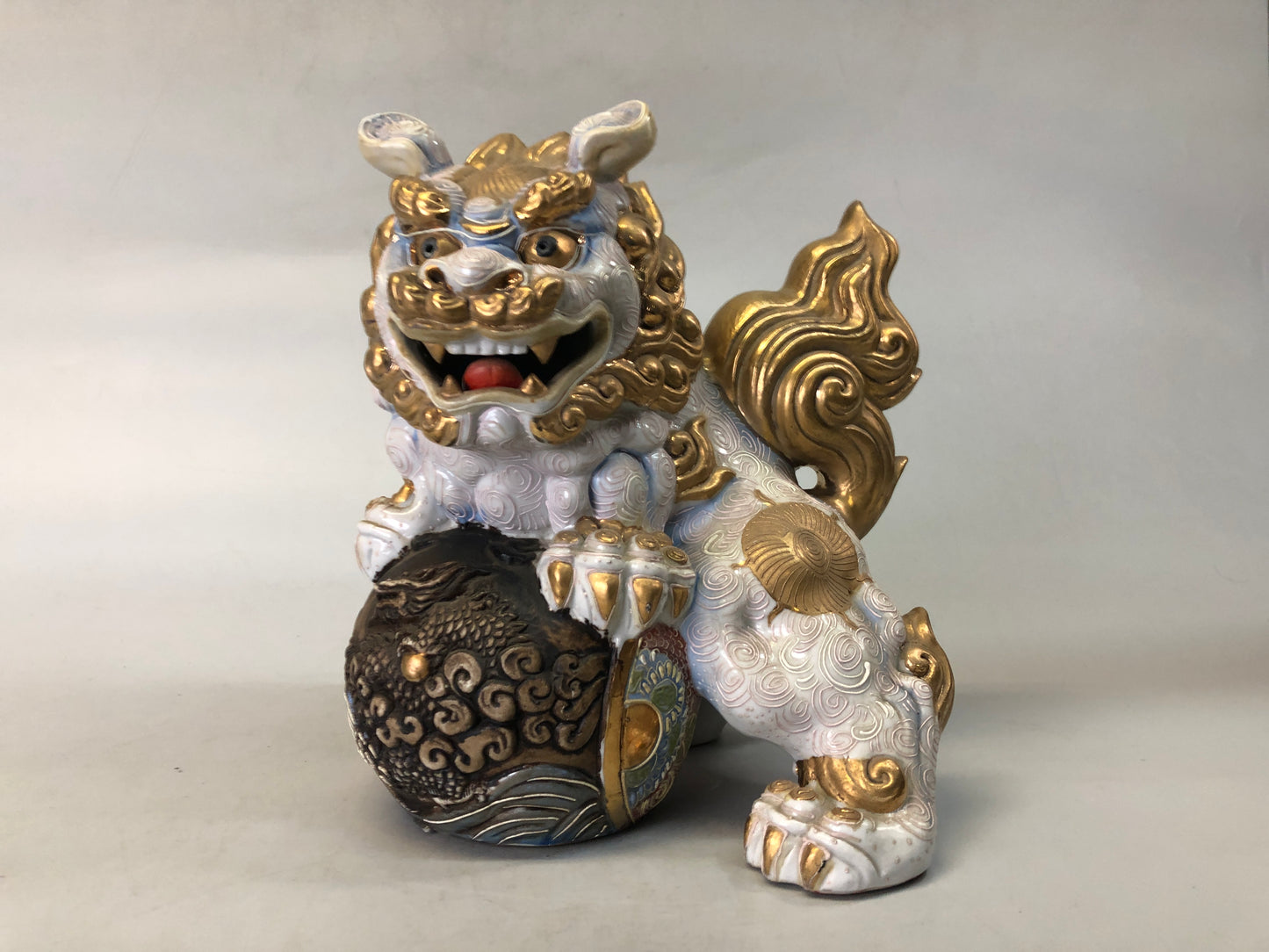 Y7349 OKIMONO Kutani-ware Lion Ball figurine signed Japan antique interior