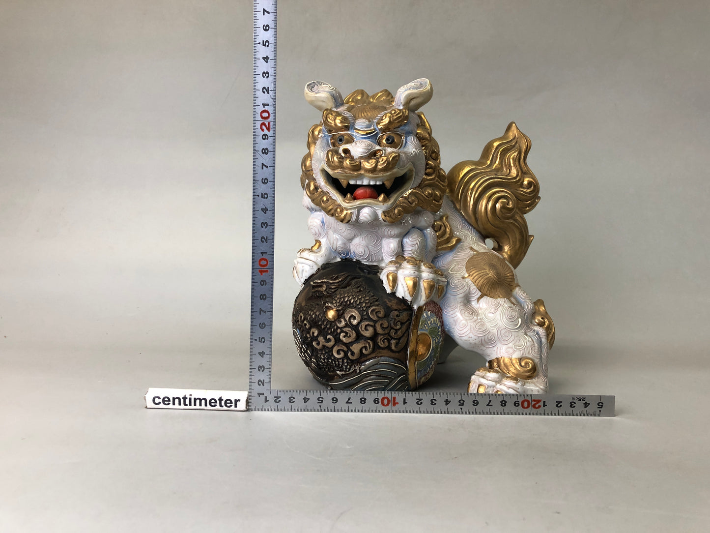 Y7349 OKIMONO Kutani-ware Lion Ball figurine signed Japan antique interior