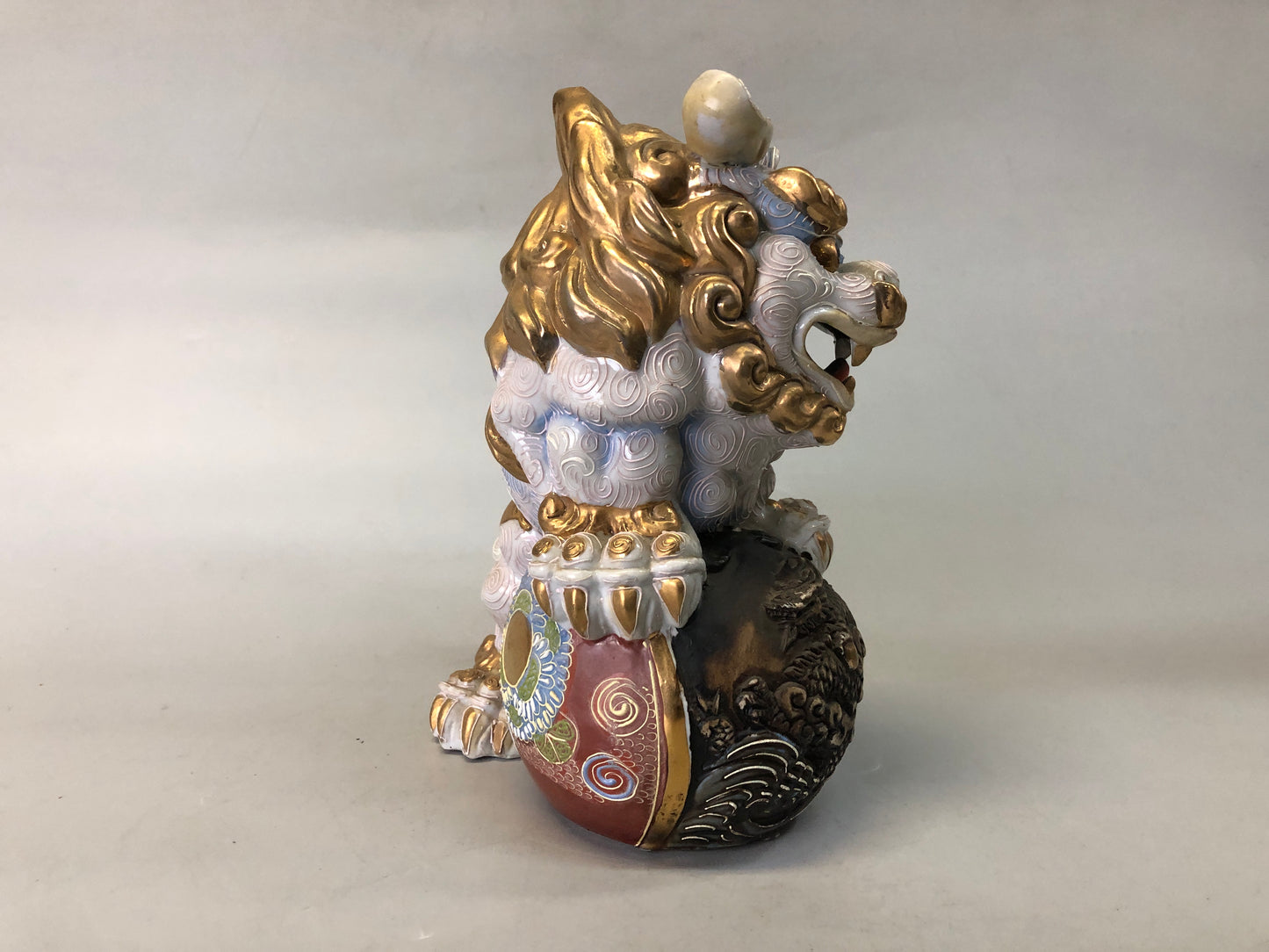 Y7349 OKIMONO Kutani-ware Lion Ball figurine signed Japan antique interior