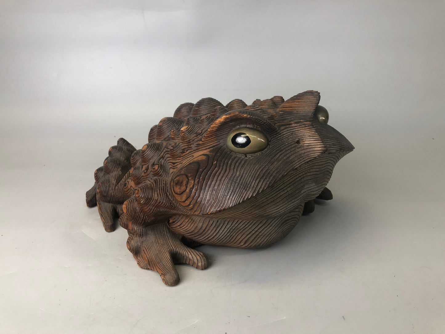 Y7426 OKIMONO wood carving frog figurine yakisugi burnt cedar Japan antique