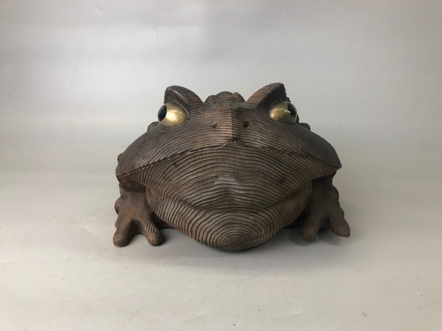 Y7426 OKIMONO wood carving frog figurine yakisugi burnt cedar Japan antique