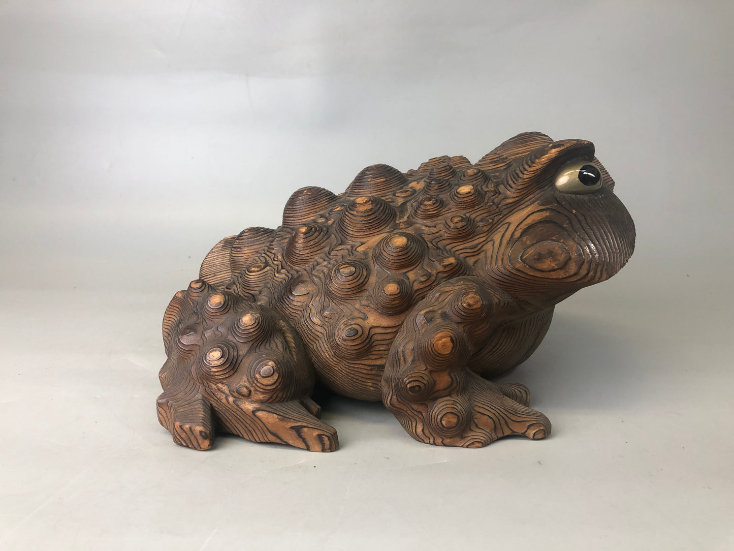 Y7426 OKIMONO wood carving frog figurine yakisugi burnt cedar Japan antique