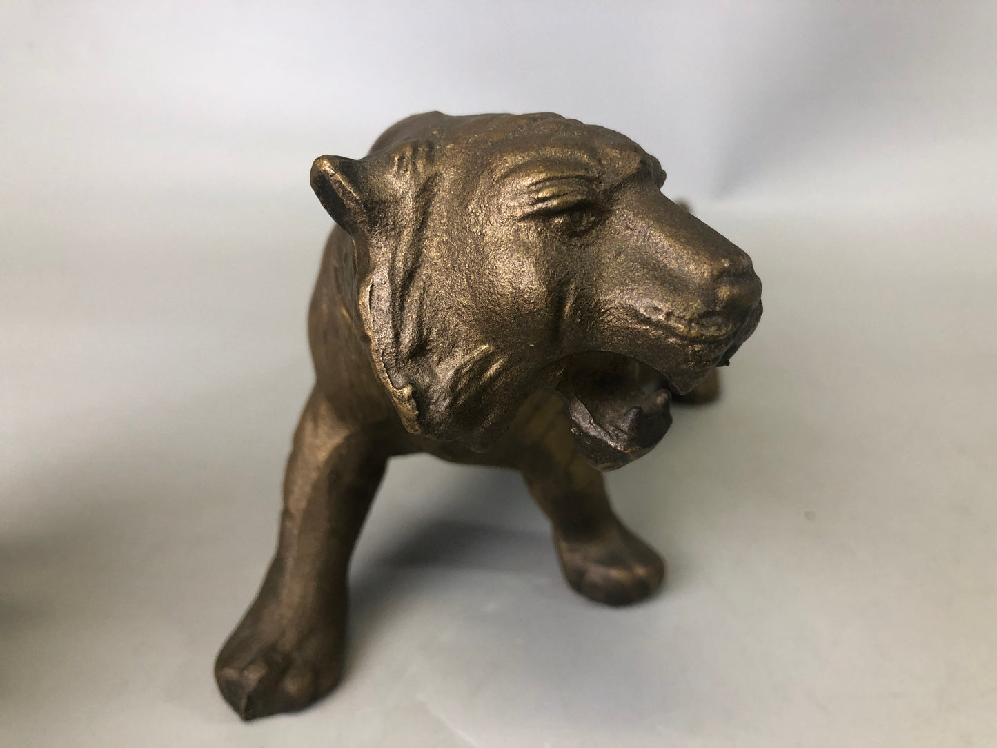 Y7436 OKIMONO metal Tiger figurine figure Japan antique interior decoration