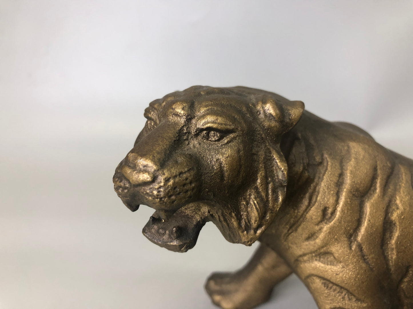 Y7436 OKIMONO metal Tiger figurine figure Japan antique interior decoration