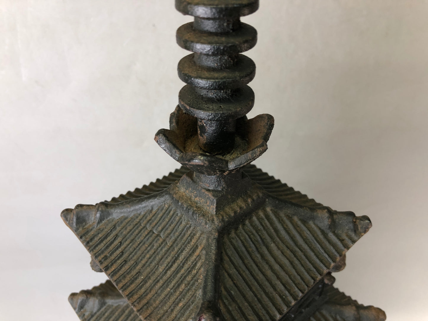 Y7688 OKIMONO Iron 5-story pagoda height 79cm Japan antique decor interior