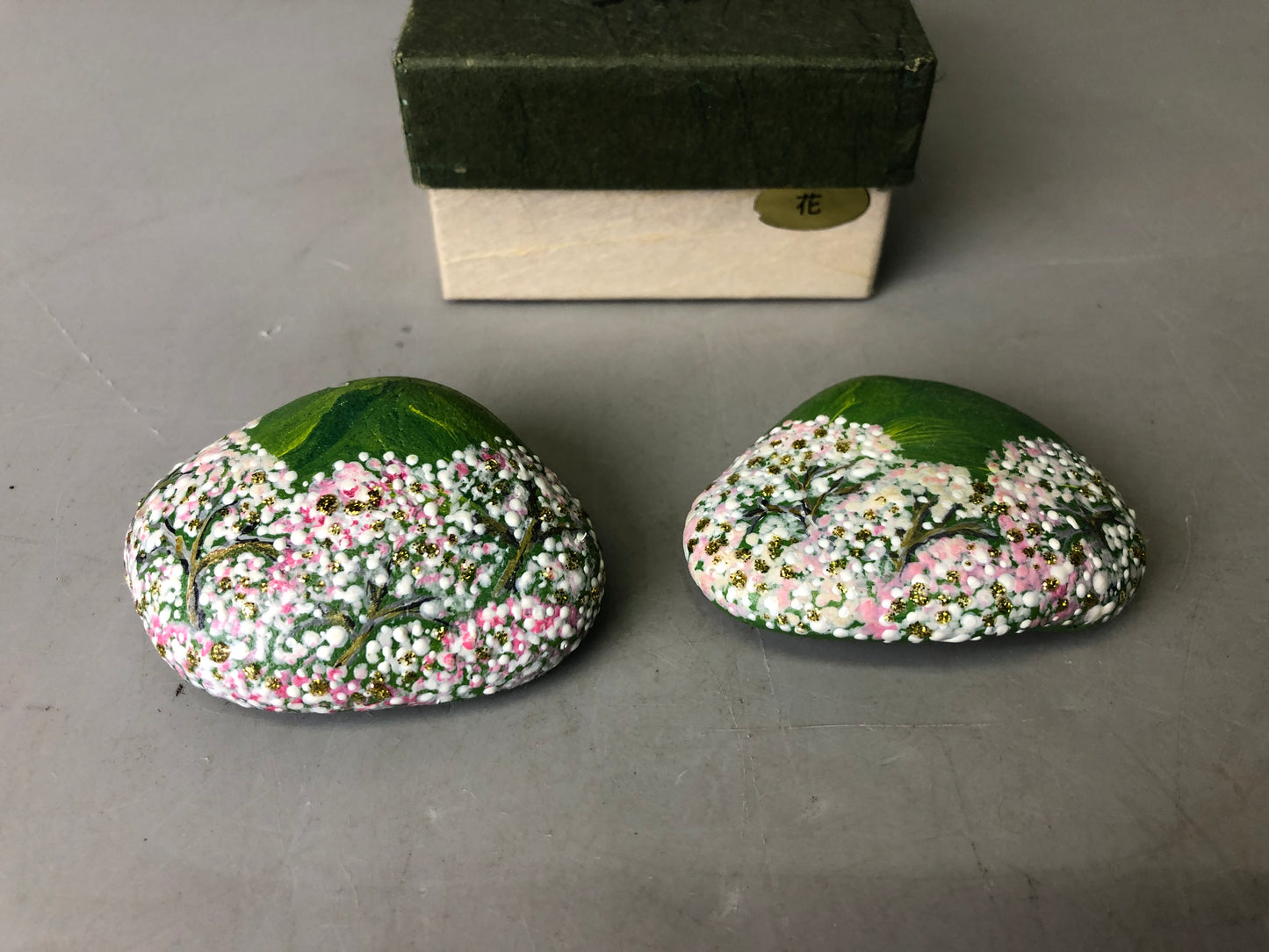 Y7826 OKIMONO Paperweight box cherry blossoms painting stationery Japan antique