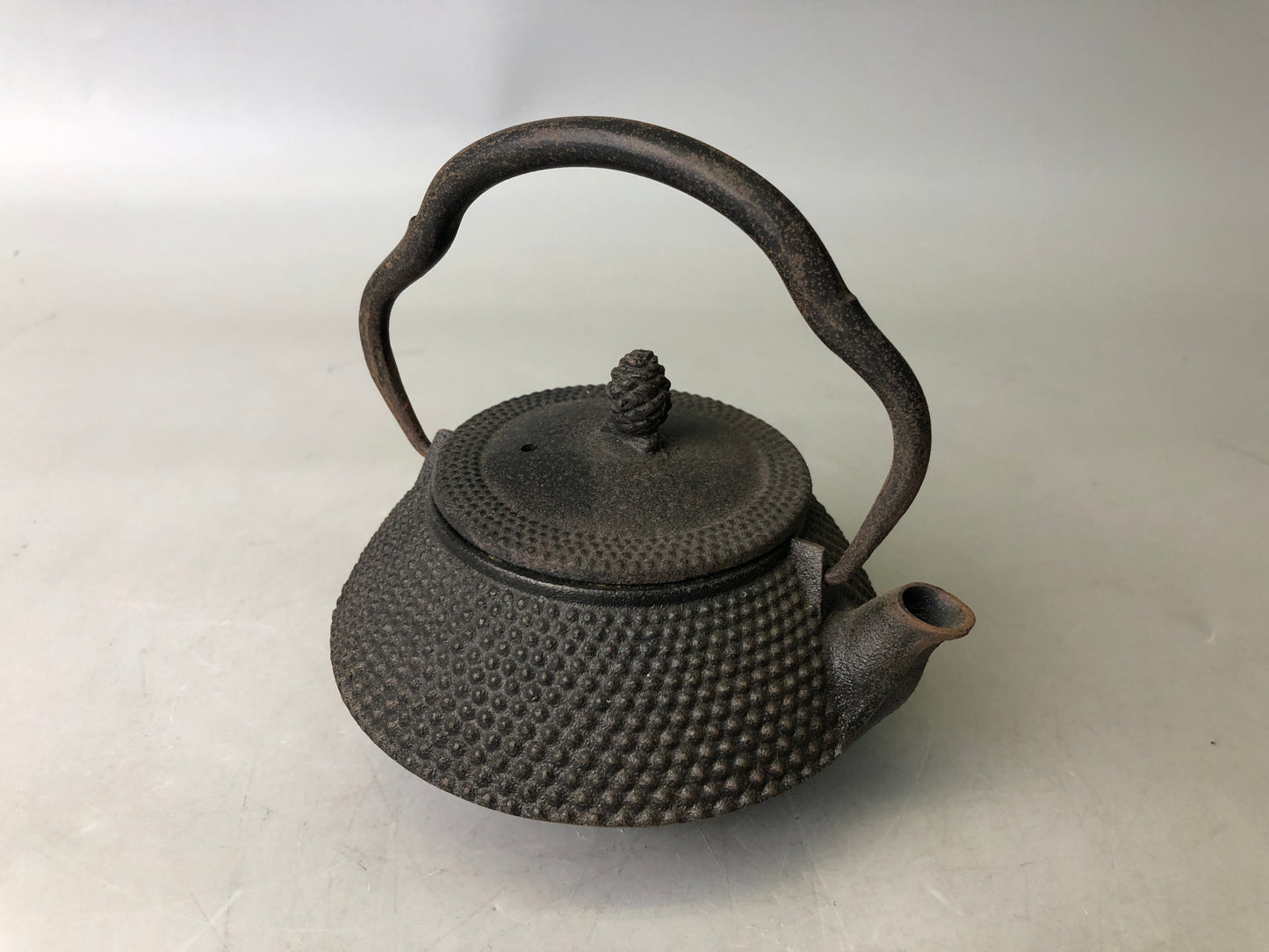 Y7882 TETSUBIN Nambu iron teapot small arare pattern Japan antique tea ceremony