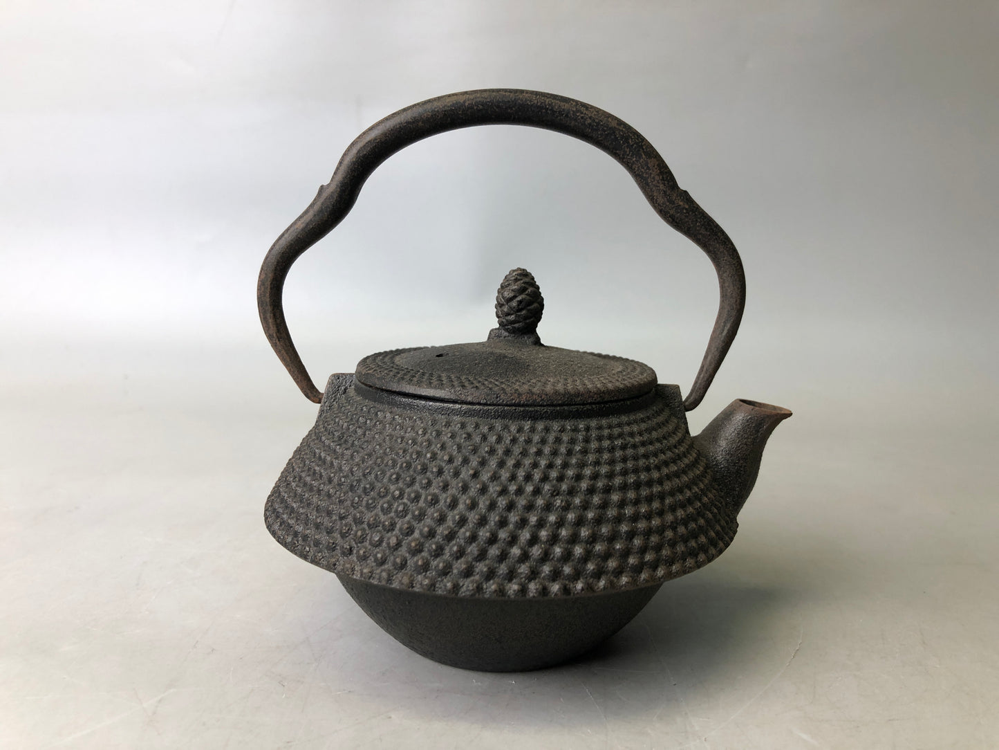 Y7882 TETSUBIN Nambu iron teapot small arare pattern Japan antique tea ceremony