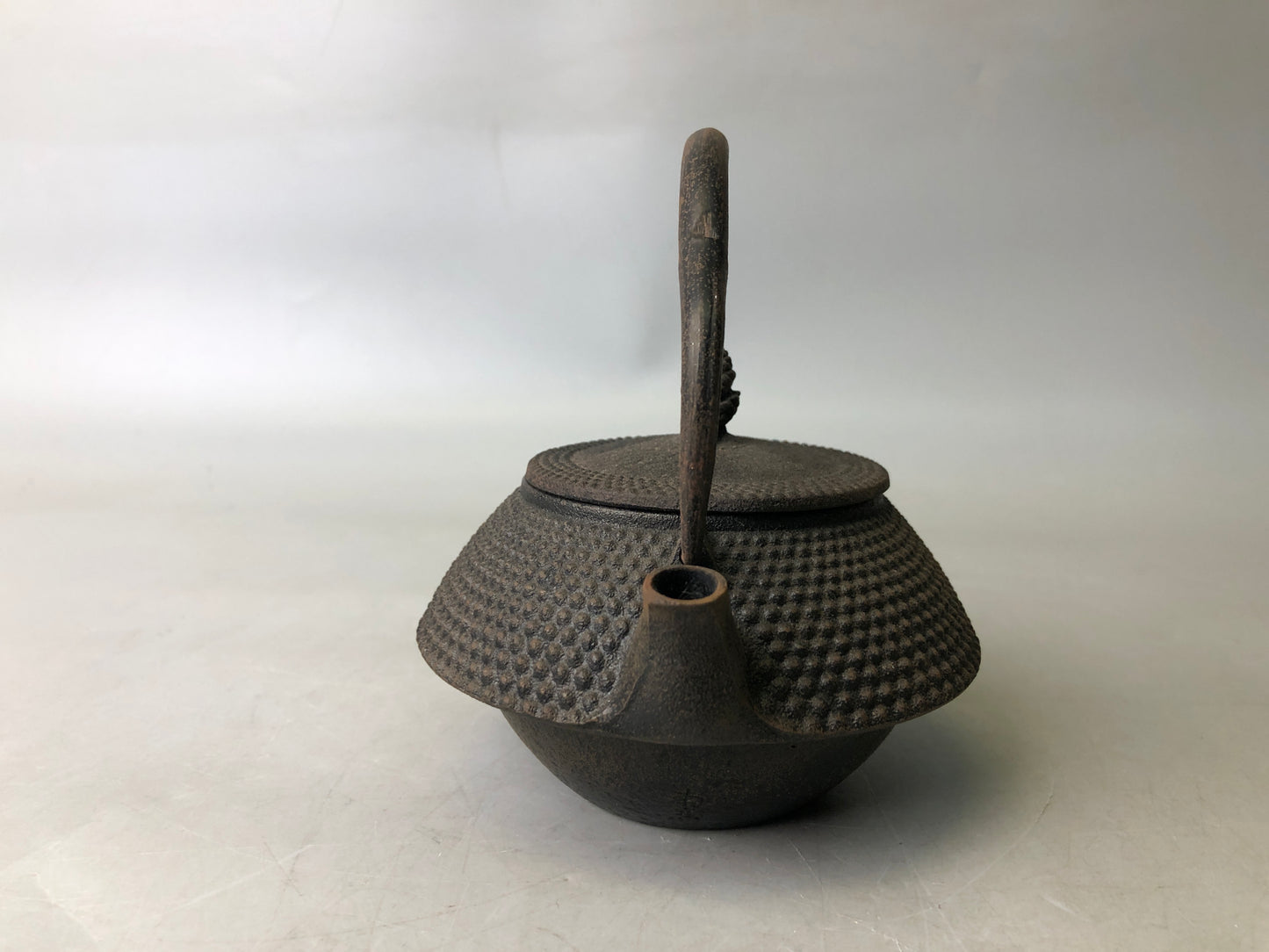 Y7882 TETSUBIN Nambu iron teapot small arare pattern Japan antique tea ceremony