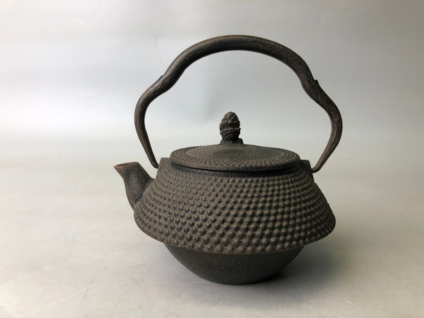 Y7882 TETSUBIN Nambu iron teapot small arare pattern Japan antique tea ceremony