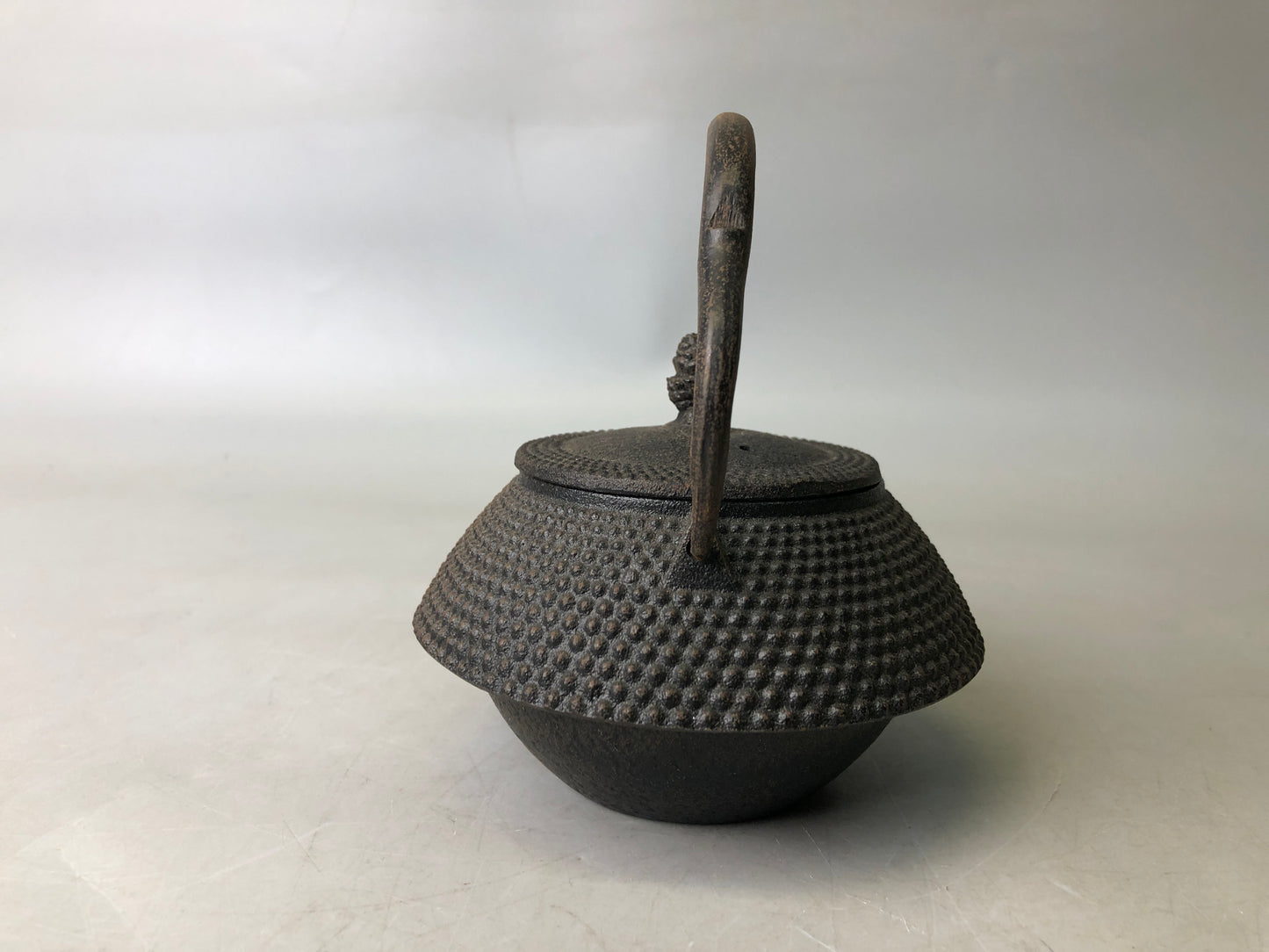 Y7882 TETSUBIN Nambu iron teapot small arare pattern Japan antique tea ceremony