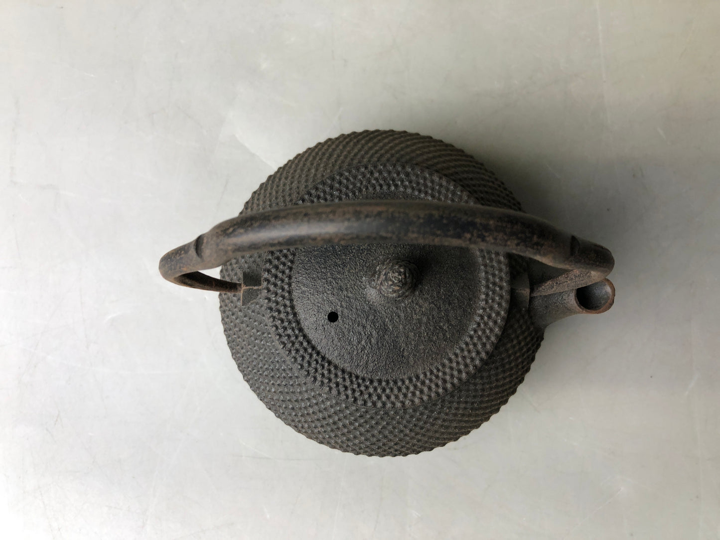 Y7882 TETSUBIN Nambu iron teapot small arare pattern Japan antique tea ceremony