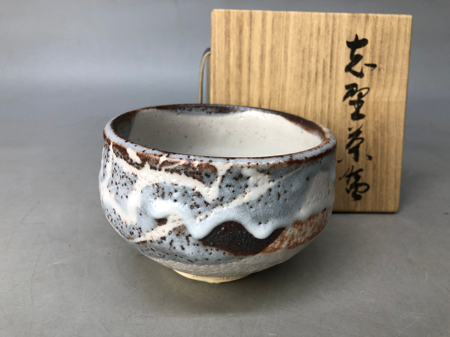 Y8010 CHAWAN Shino-ware bowl signed box Japan antique tea ceremony pottery cup