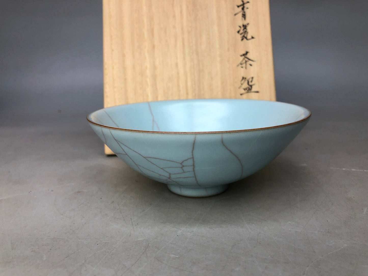 Y8020 CHAWAN Celadon flat bowl signed box Japan antique tea ceremony pottery cup