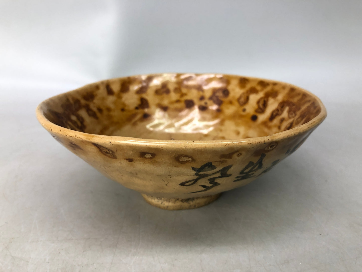 Y8045 CHAWAN Mino-ware flat bowl signed Japan antique tea ceremony pottery cup