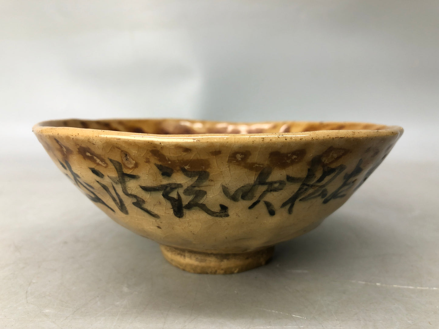 Y8045 CHAWAN Mino-ware flat bowl signed Japan antique tea ceremony pottery cup