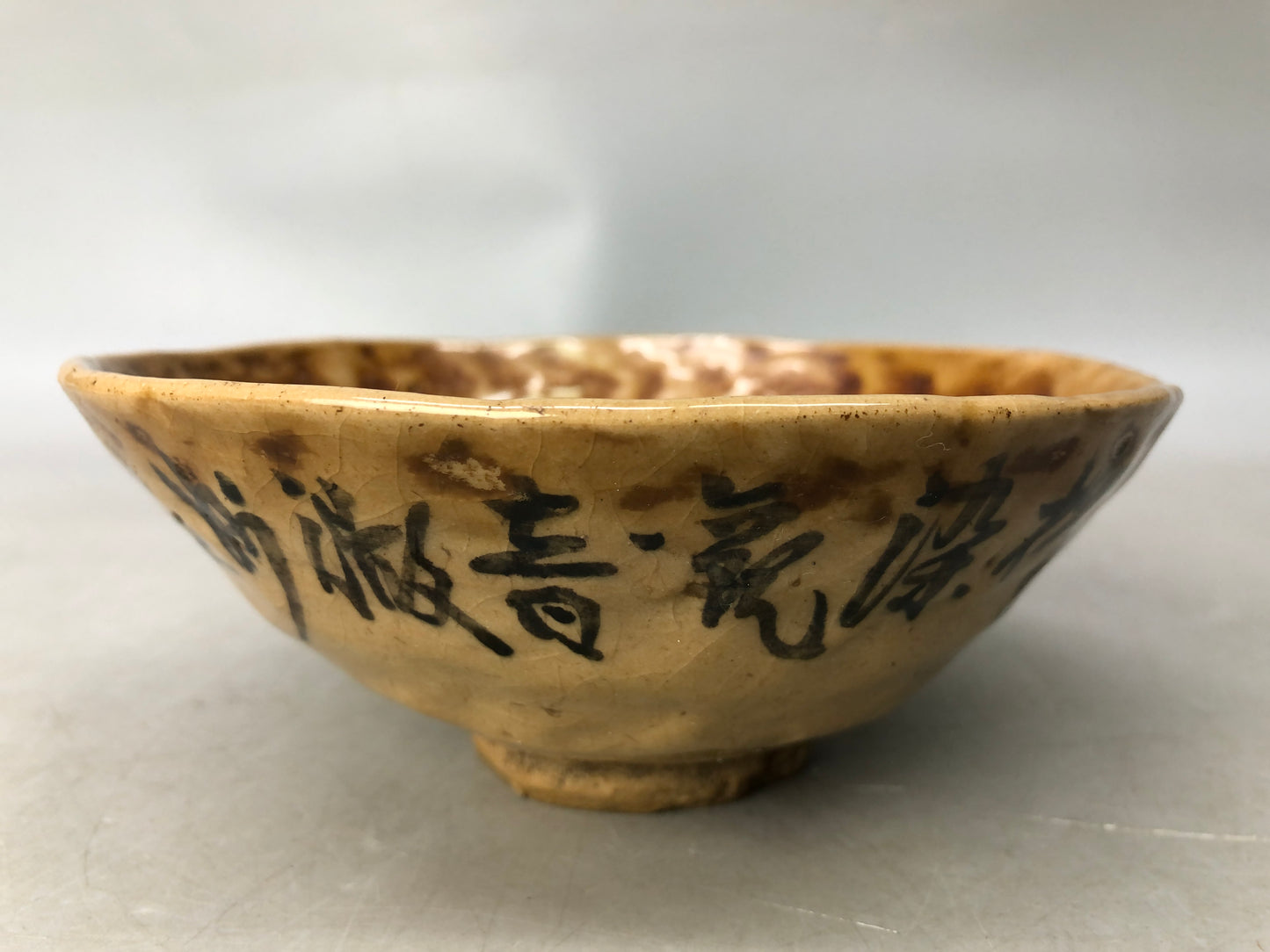 Y8045 CHAWAN Mino-ware flat bowl signed Japan antique tea ceremony pottery cup