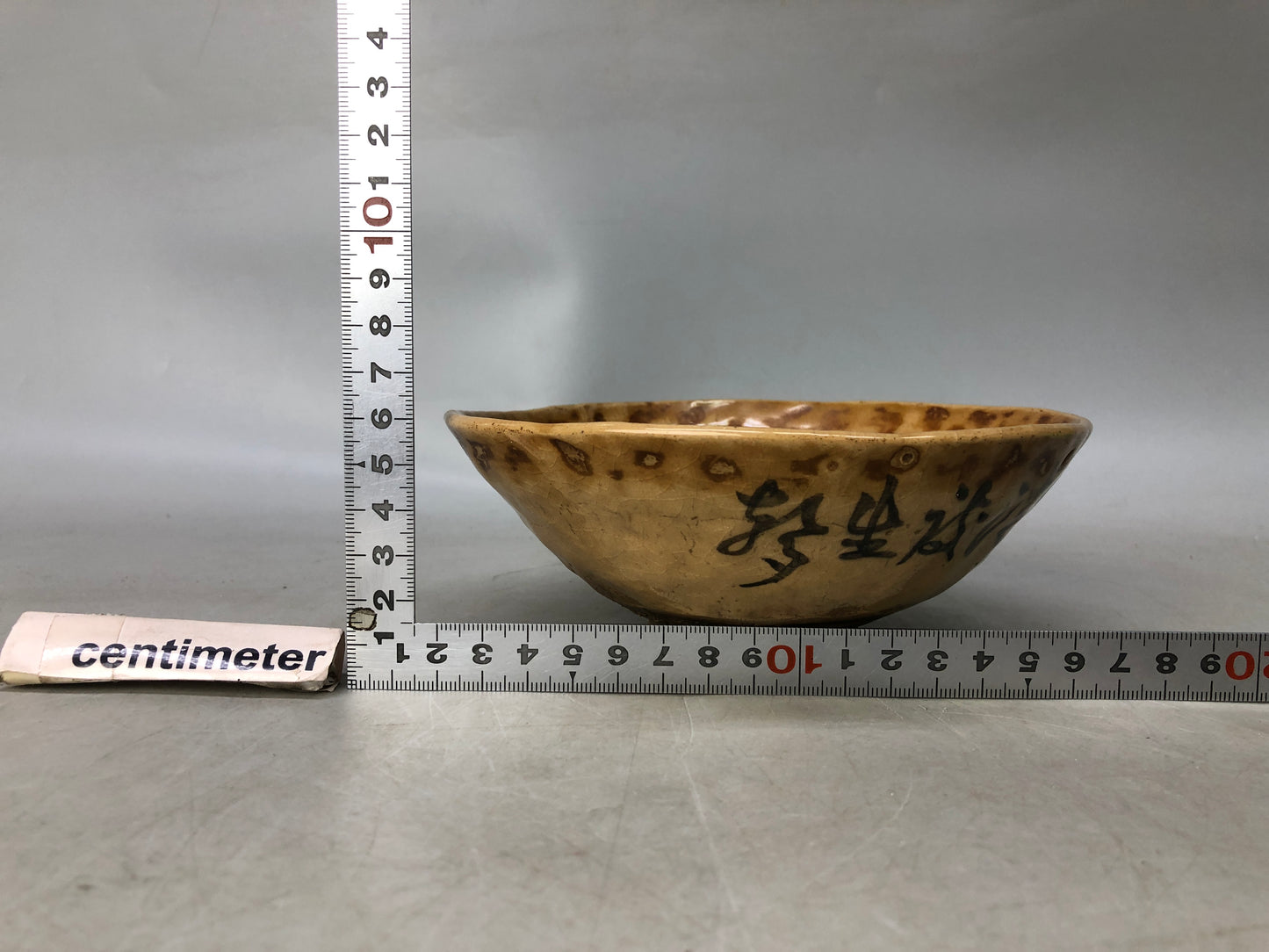 Y8045 CHAWAN Mino-ware flat bowl signed Japan antique tea ceremony pottery cup