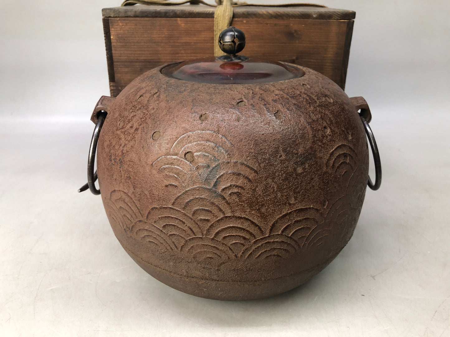 Y8116 CHAGAMA Iron kettle round Seigaiha pattern box Japan antique tea ceremony