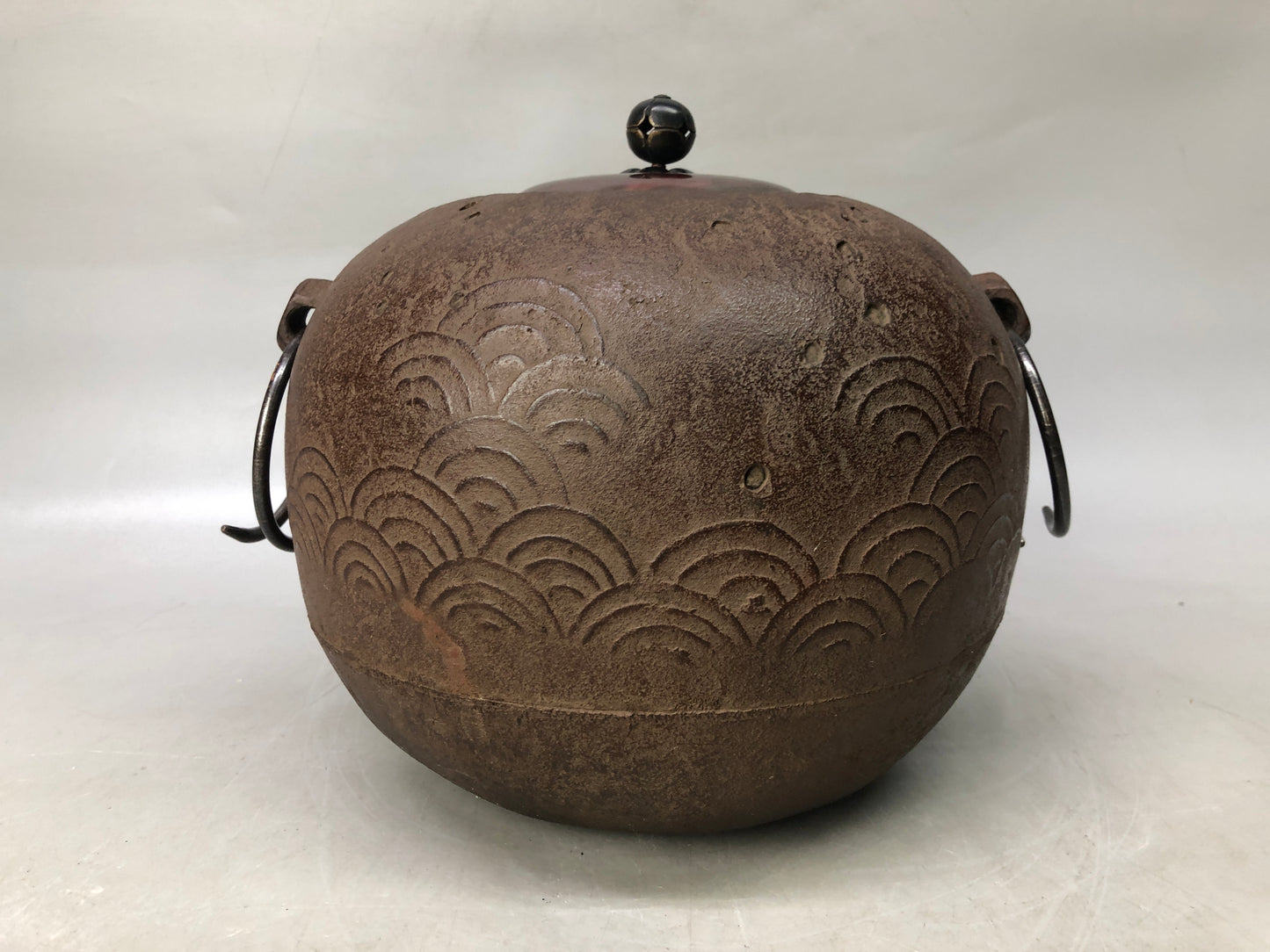 Y8116 CHAGAMA Iron kettle round Seigaiha pattern box Japan antique tea ceremony