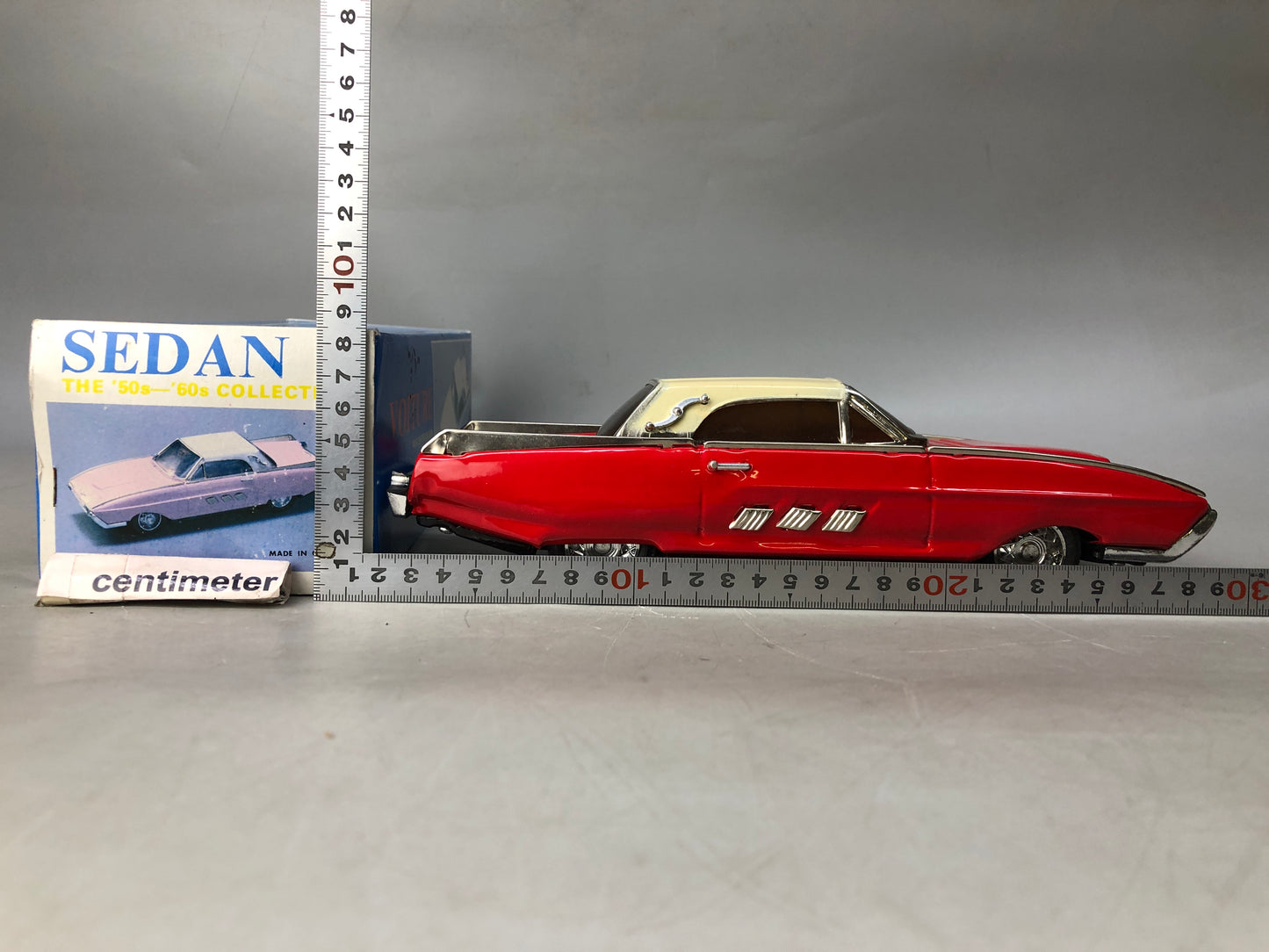 Y8199 TIN TOY Sedan car automobile vehicle box Japan antique vintage interior