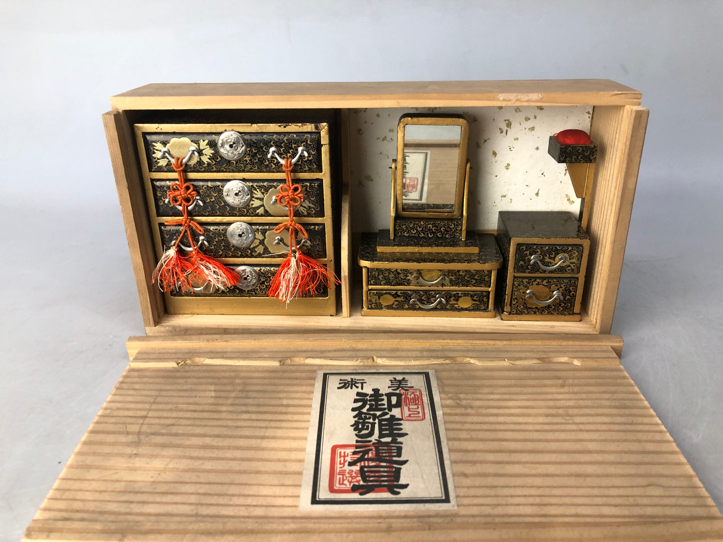 Y8371 HINA DOLL Makie Japanese dolls' miniature furniture box Japan antique