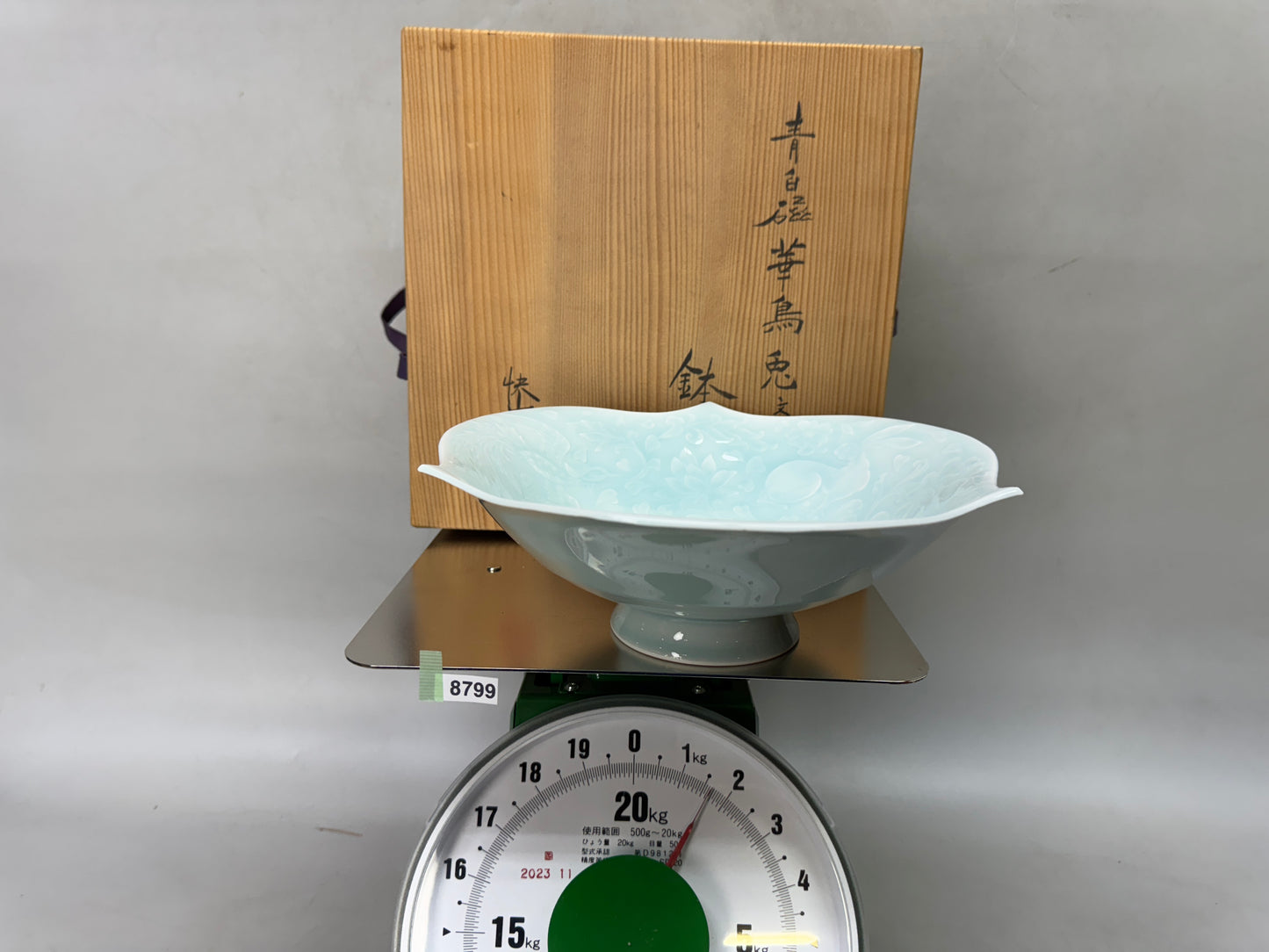 Y8799 CHAWAN Celadon bowl Flower Bird Rabbit signed box Japan antique pottery