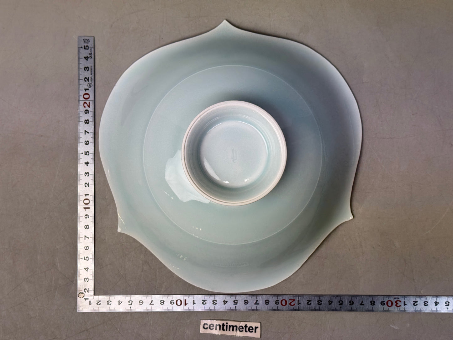 Y8799 CHAWAN Celadon bowl Flower Bird Rabbit signed box Japan antique pottery