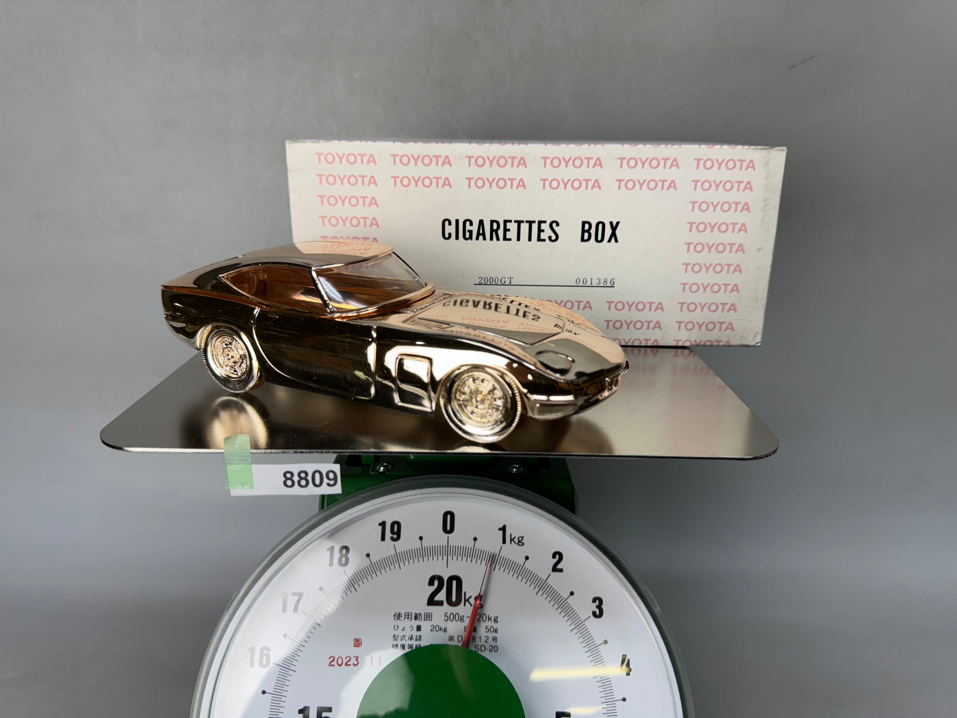 Y8809 OKIMONO Toyota 2000GT cigarette case miniature car box Japan ant Hareitiba Japanese Antique Y8809 OKIMONO Toyota 2000GT cigarette case miniature car box Japan ant Hareitiba Japanese Antique