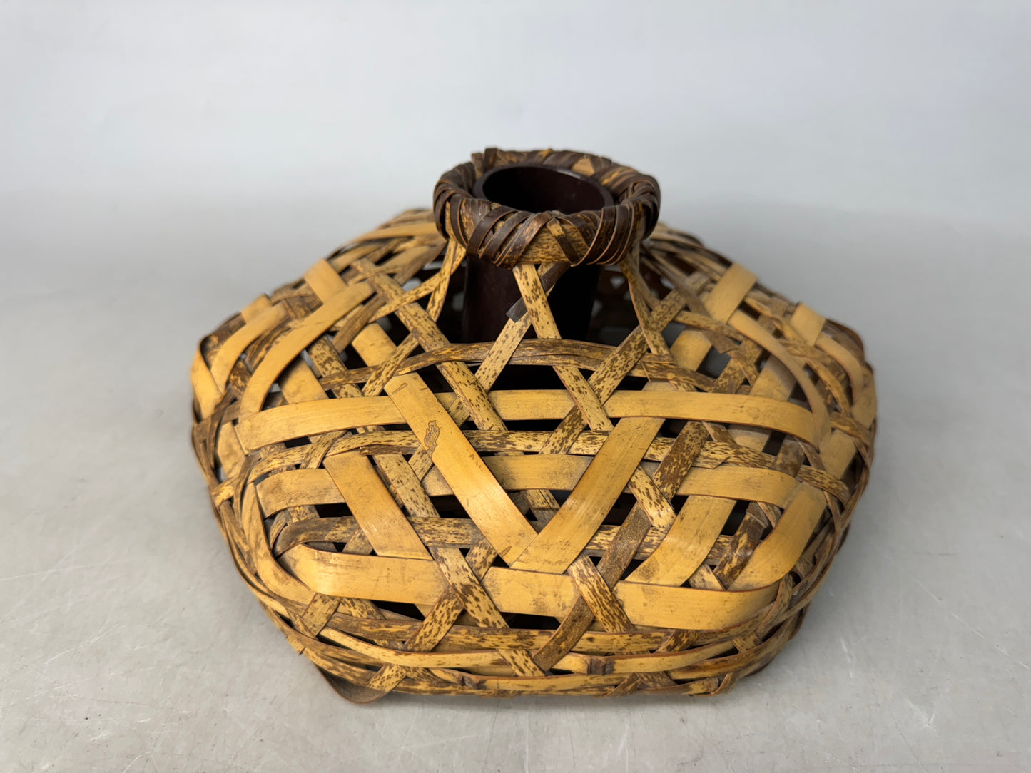 Y8877 Bamboo Woven Basket Flower vase Japan antique ikebana arrangement interior