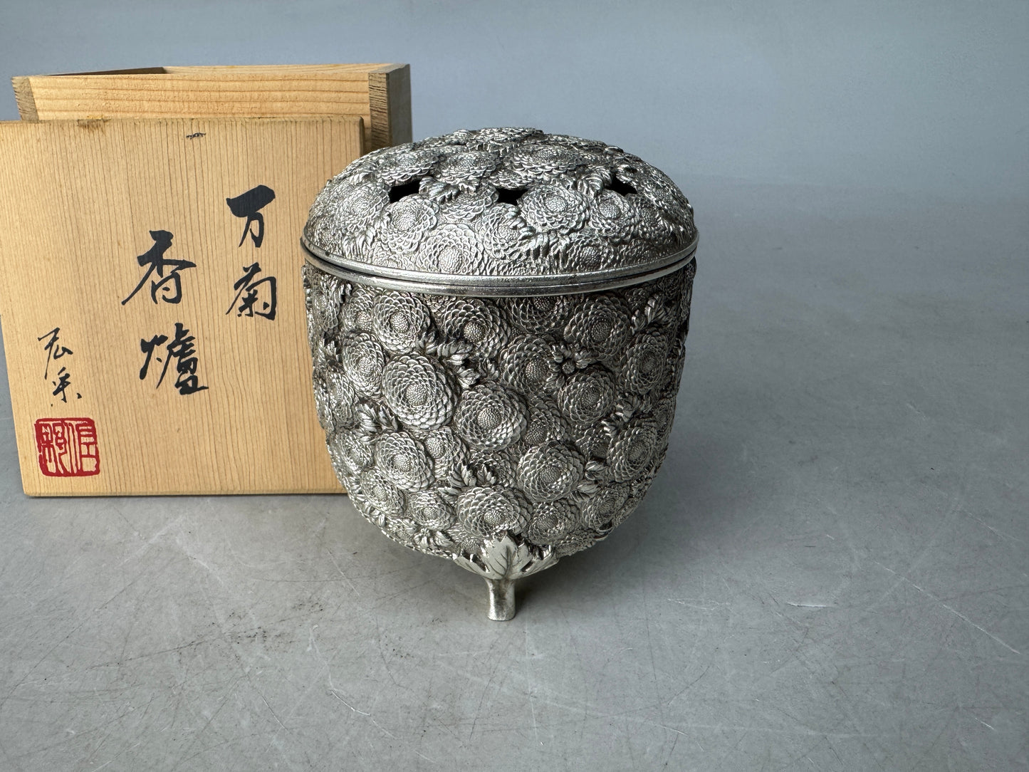 Y8906 KOURO metal signed box Japan antique fragrance incense burner aromatherapy