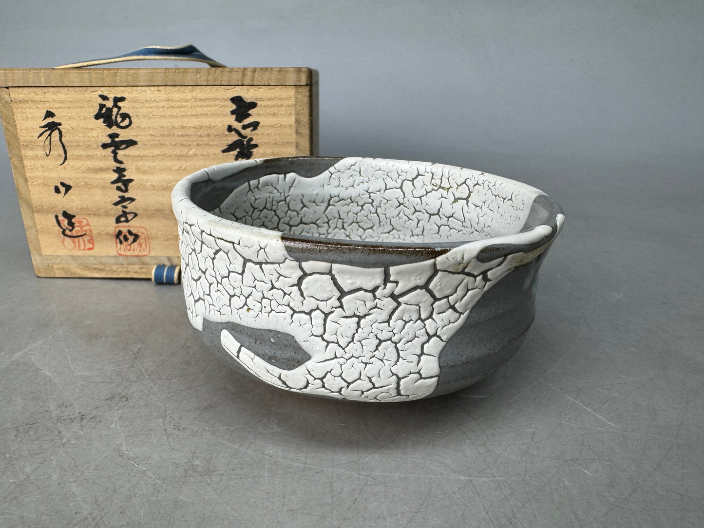 Y8918 CHAWAN Shino-ware bowl signed box Japan antique tea ceremony cup pottery
