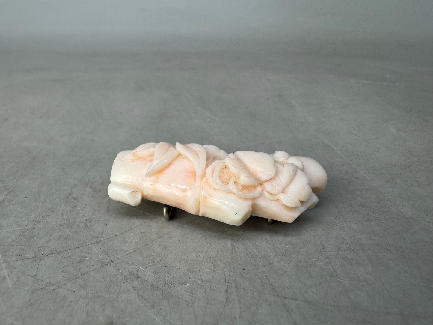 Y8973 OBIDOME White coral sash clip brooch engraving Japan antique kimono pin