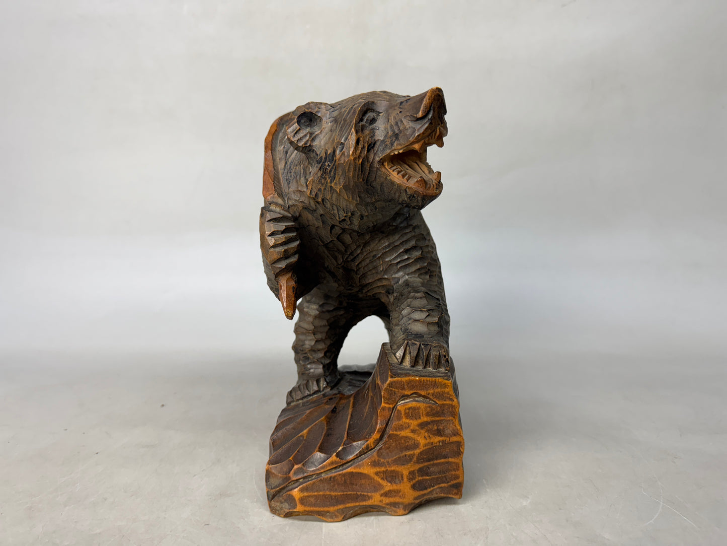 Y8987 OKIMONO wood carving Bear figurine Ainu Japan antique interior figure