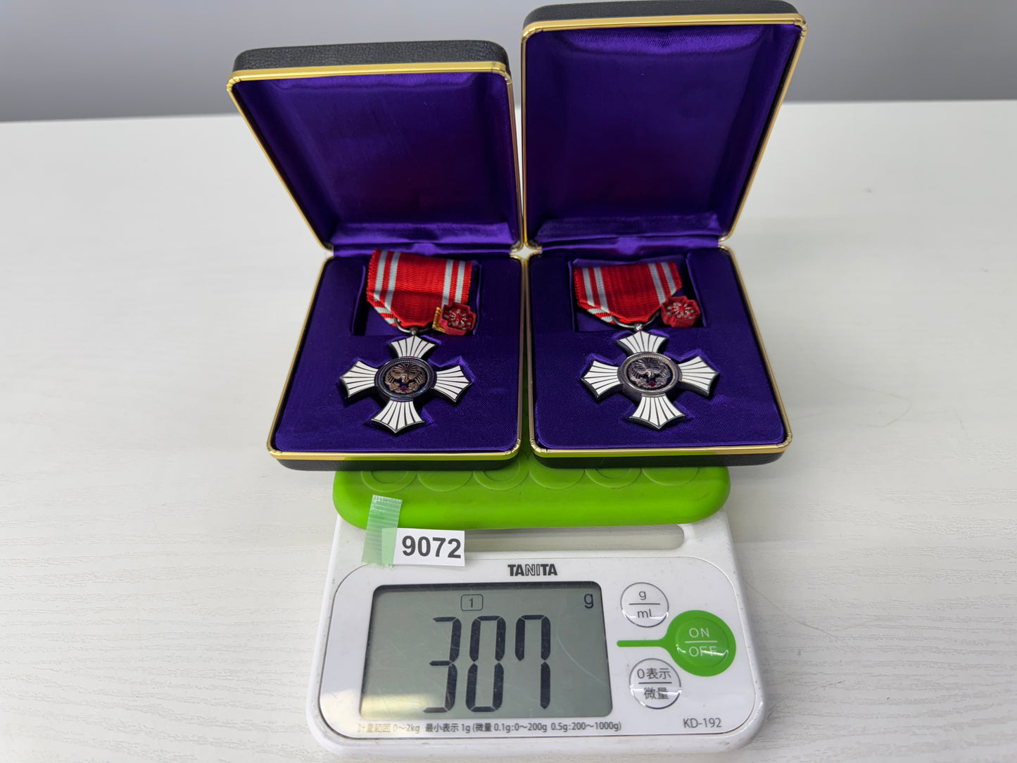 Y9072 KUNSHO 2 Red Cross medals box Japanese military Imperial Japan army