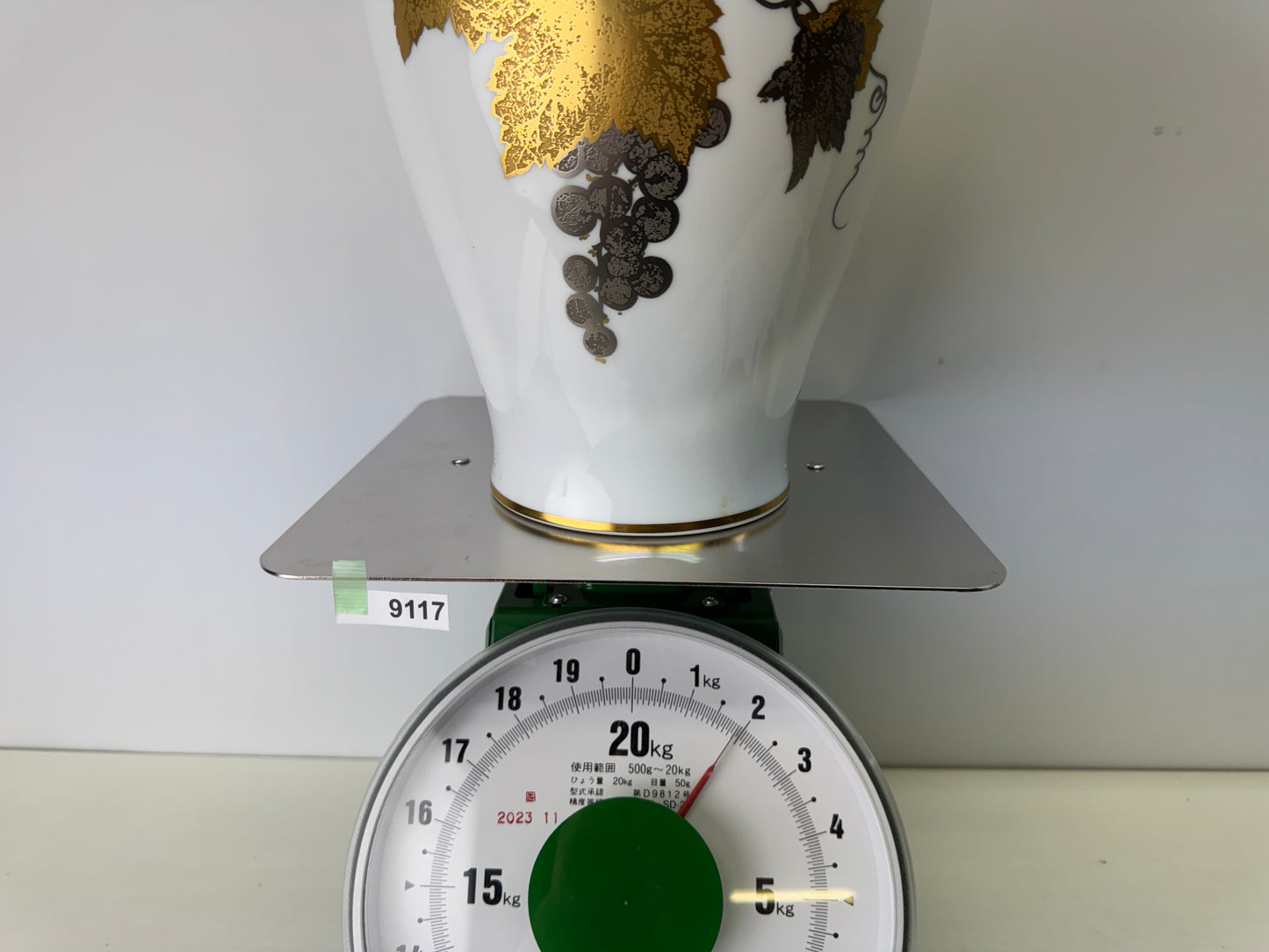 Y9117 FLOWER VASE Okura China gold leaf signed Japan ikebana floral arrangement