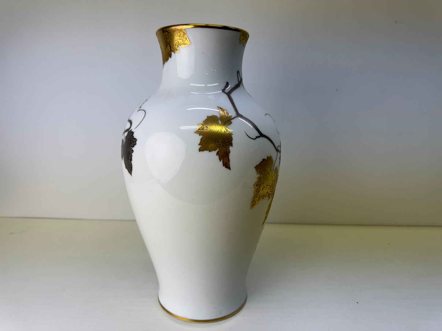 Y9117 FLOWER VASE Okura China gold leaf signed Japan ikebana floral arrangement