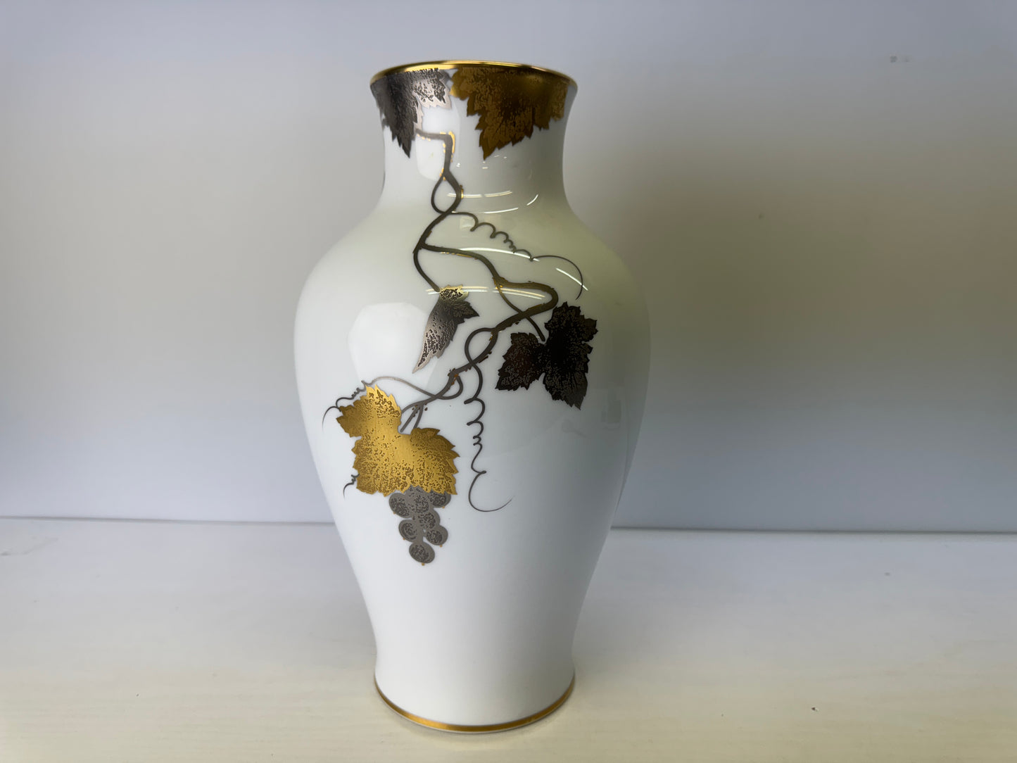 Y9117 FLOWER VASE Okura China gold leaf signed Japan ikebana floral arrangement
