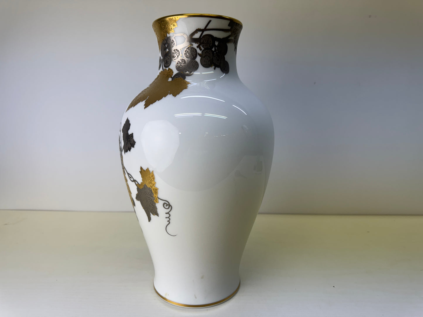 Y9117 FLOWER VASE Okura China gold leaf signed Japan ikebana floral arrangement