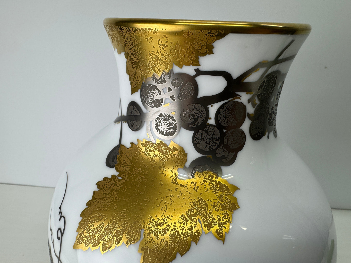 Y9117 FLOWER VASE Okura China gold leaf signed Japan ikebana floral arrangement