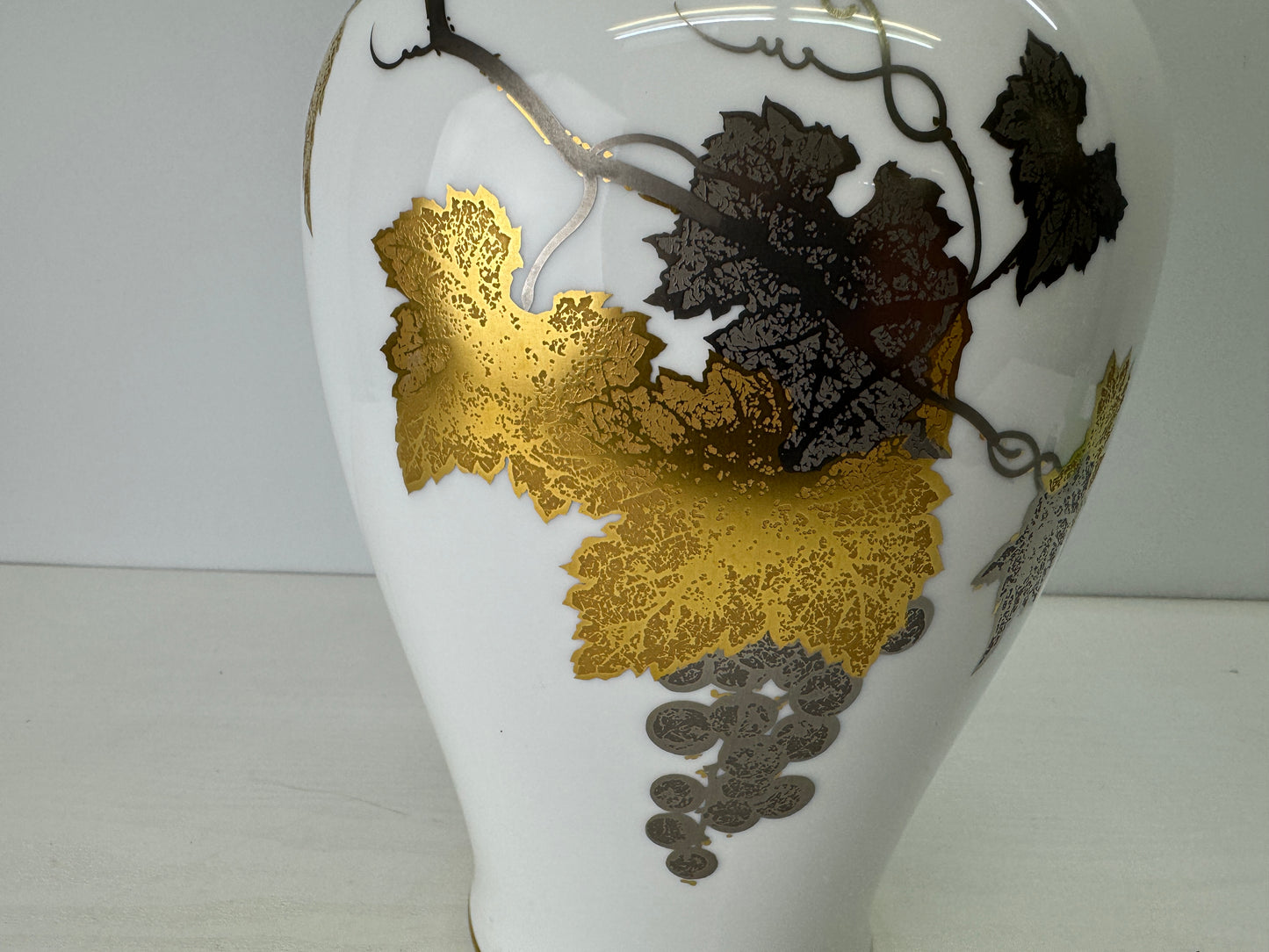 Y9117 FLOWER VASE Okura China gold leaf signed Japan ikebana floral arrangement