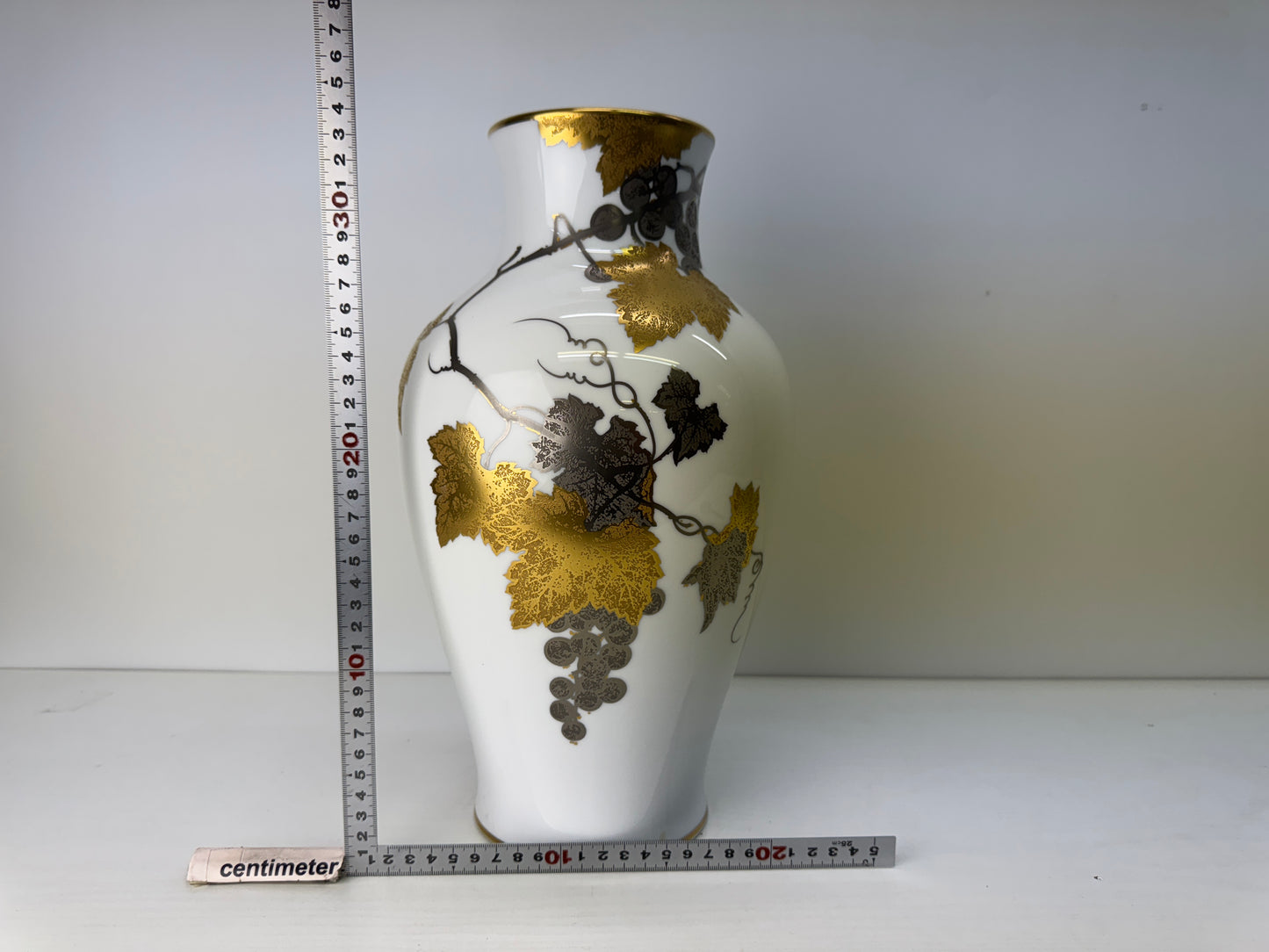 Y9117 FLOWER VASE Okura China gold leaf signed Japan ikebana floral arrangement