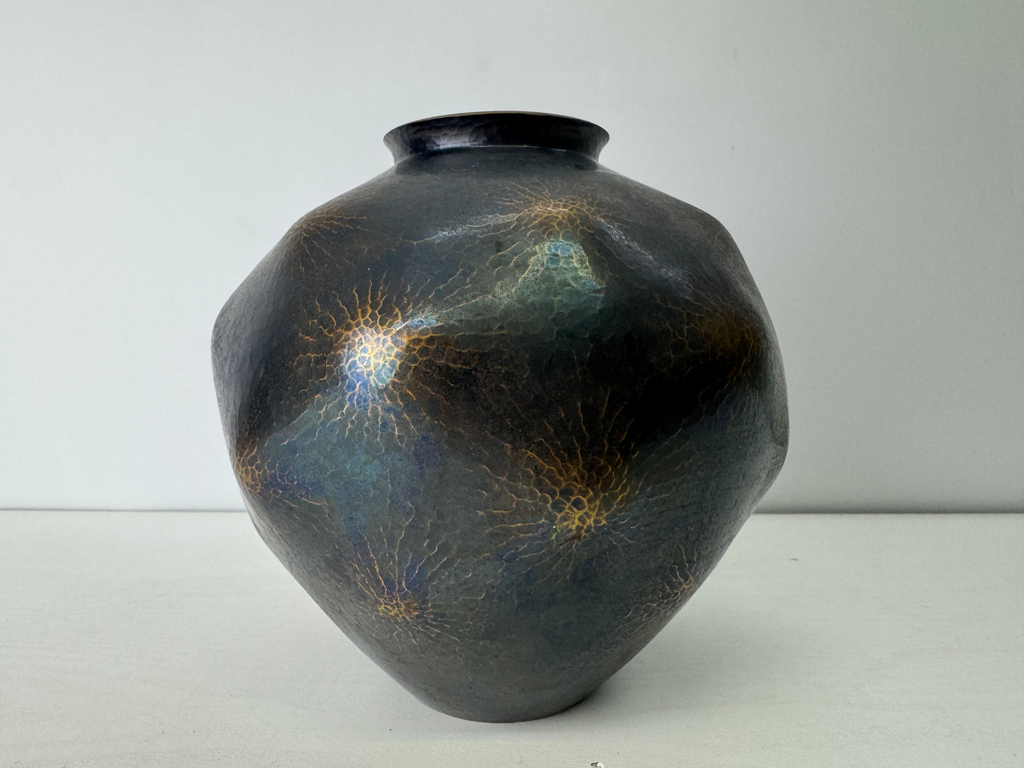 Y9120 FLOWER VASE Gyokusendo Copper hammered Japan ikebana floral arrangement