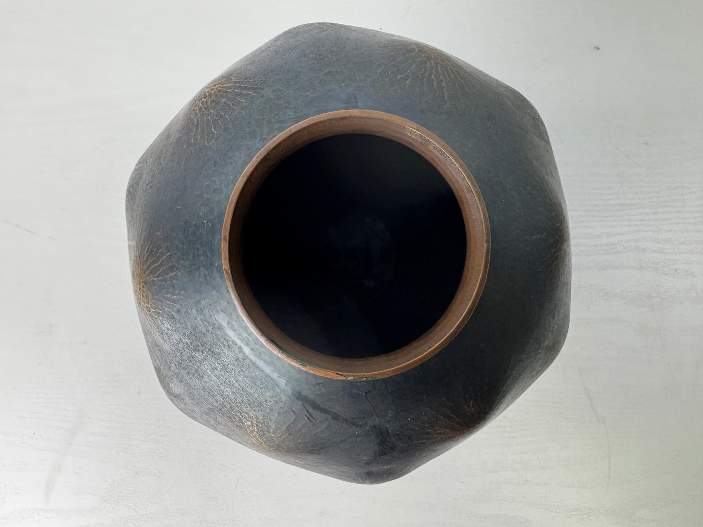 Y9120 FLOWER VASE Gyokusendo Copper hammered Japan ikebana floral arrangement