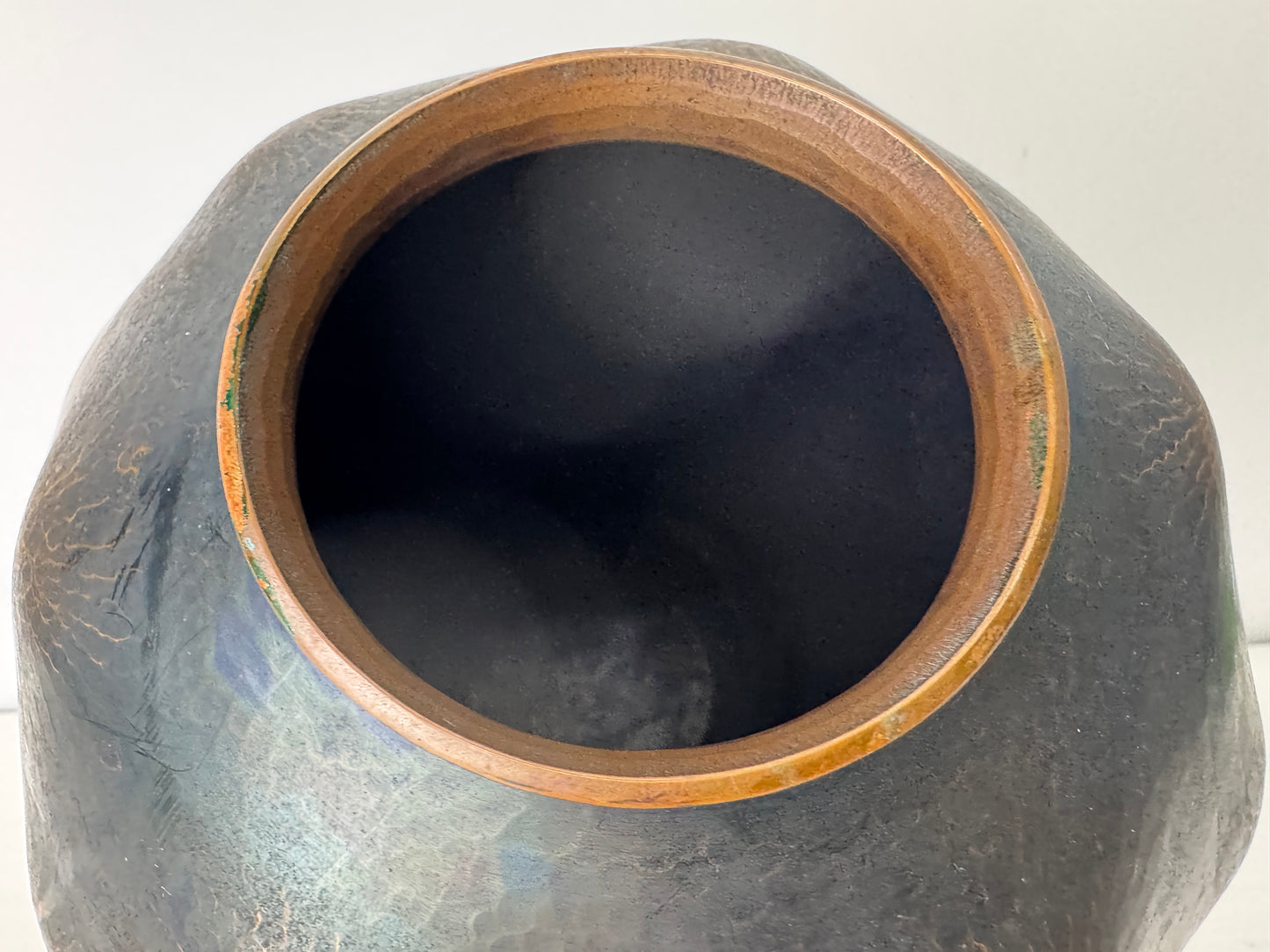 Y9120 FLOWER VASE Gyokusendo Copper hammered Japan ikebana floral arrangement