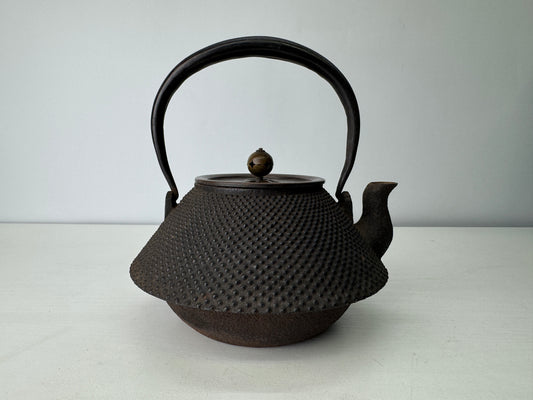 Y9123 TETSUBIN Iron kettle teapot pot Arare pattern copper lid Japan antique