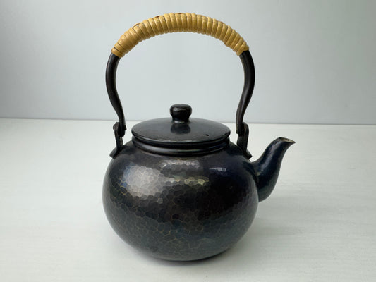 Y9212 KETTLE Copper tea pot teapot hammered signed Japan antique kitchen
