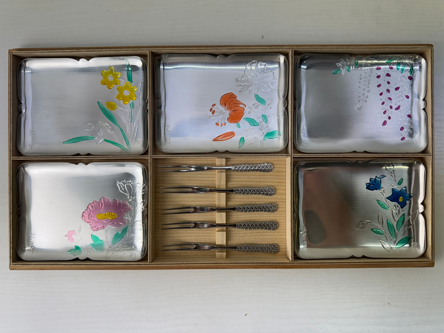 Y9213 DISH Serving plate floral pattern metal fork signed box Japan antique