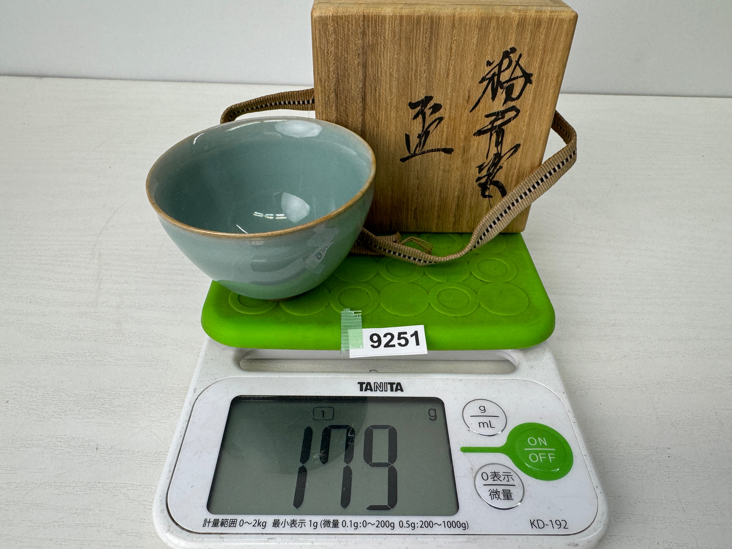 Y9251 CHAWAN Seto-ware Celadon Sake cup sakazuki signed box  Japan antique