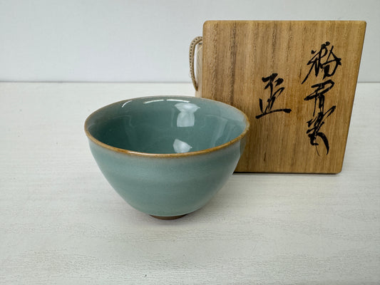 Y9251 CHAWAN Seto-ware Celadon Sake cup sakazuki signed box  Japan antique